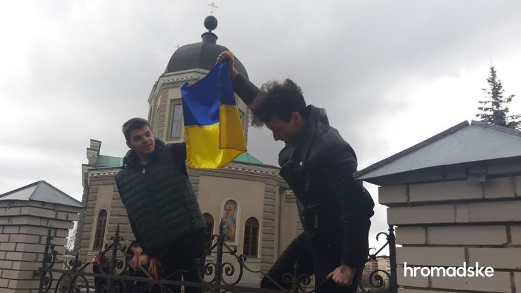 Акція з "блокадою" храму МП і розповідь військового про побиття: що відбувається у Хмельницькому (відео, фото)